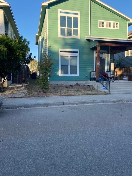 Primary Photo - 643 Leigh St