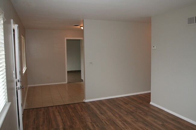 Building Photo - 4 bed- 1 bath!!