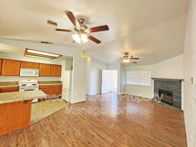 Building Photo - 2341 Yakima Ave