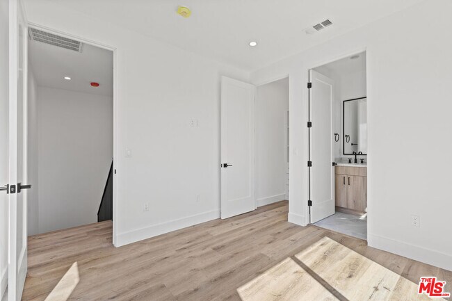 Building Photo - 10915 Hesby St