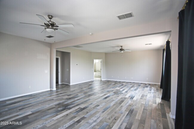 Building Photo - 947 E Ladbroke Way