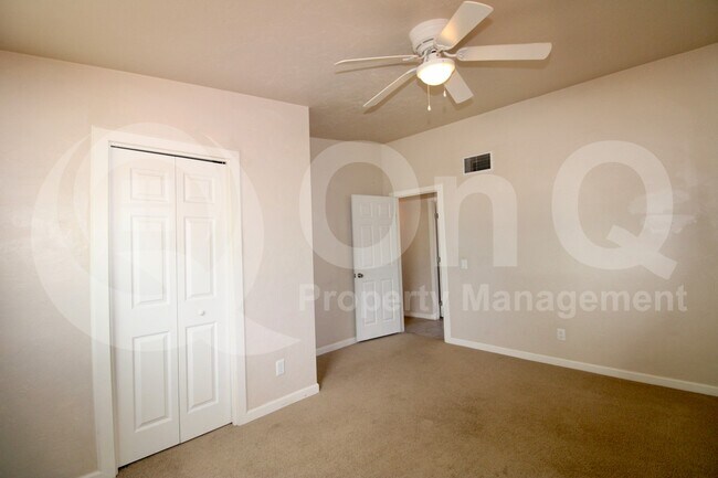 Building Photo - 4043 E Deseret Dr