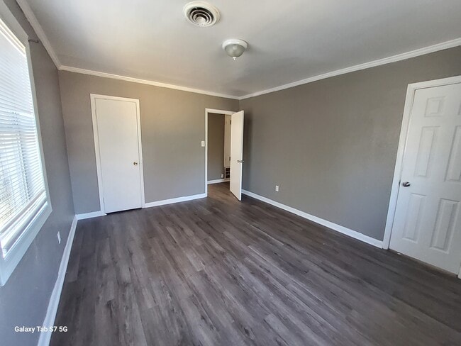 Building Photo - Morris