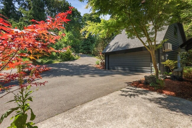 Building Photo - Stunning 3,146 Sq. Ft. Olympia Waterfront ...