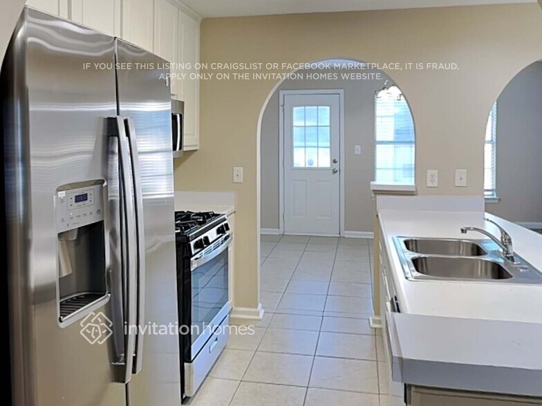 Building Photo - 3700 Pointe Cir