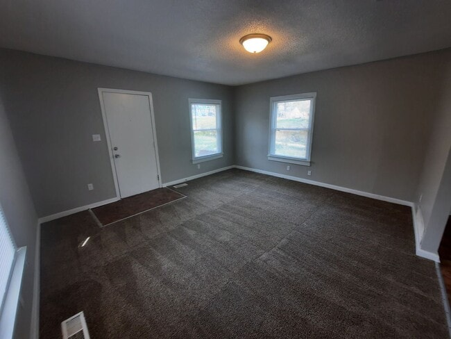 Building Photo - 2 bedroom, 1 bathroom home on large corner...