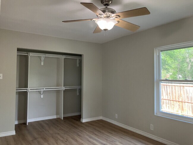 Building Photo - Fully Updated 2 Bedroom Home Near Randolph AFB