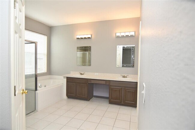 Building Photo - 27037 Palmbrook Ct