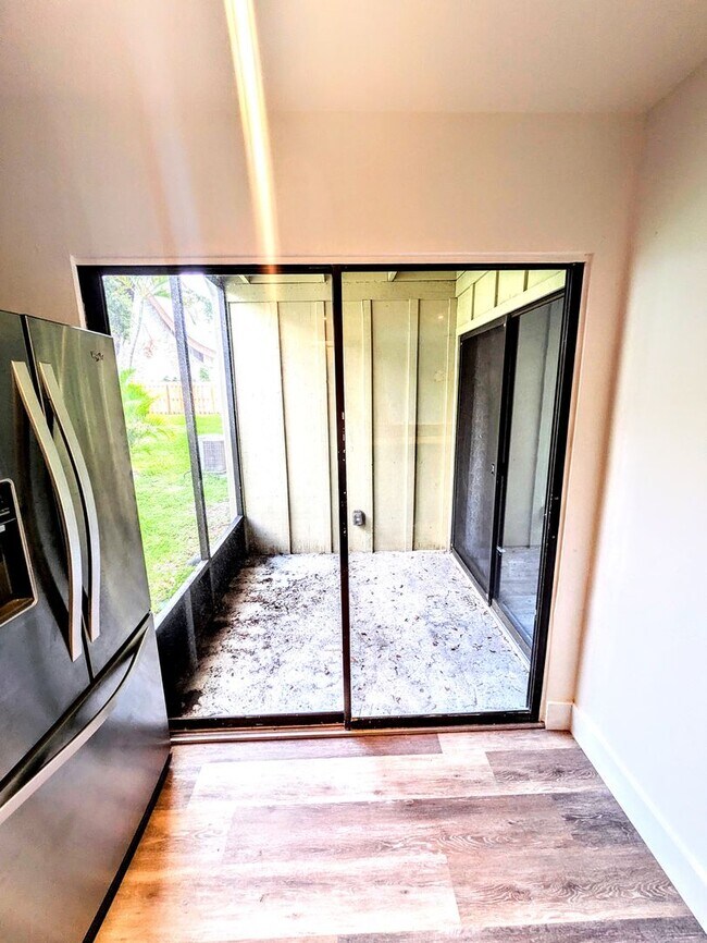Building Photo - Annual UNfurnished renovated ground floor ...