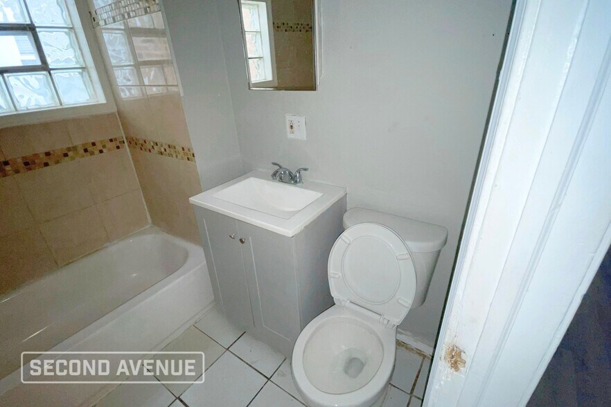 Building Photo - 6543 S Claremont Ave