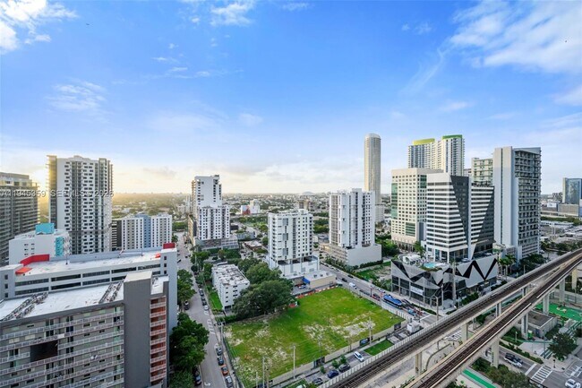 Building Photo - 999 SW 1st Ave