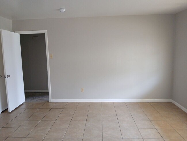 Building Photo - REMODELED 3 Bedrooms, 2 Full Bathrooms, 1 ...