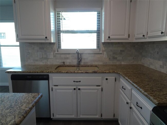 Building Photo - 8412 Pinewood Dr