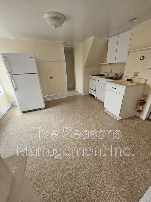 Building Photo - 465-467 Colchester Avenue - 3