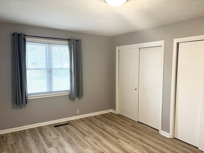 Building Photo - Birchwood Dr