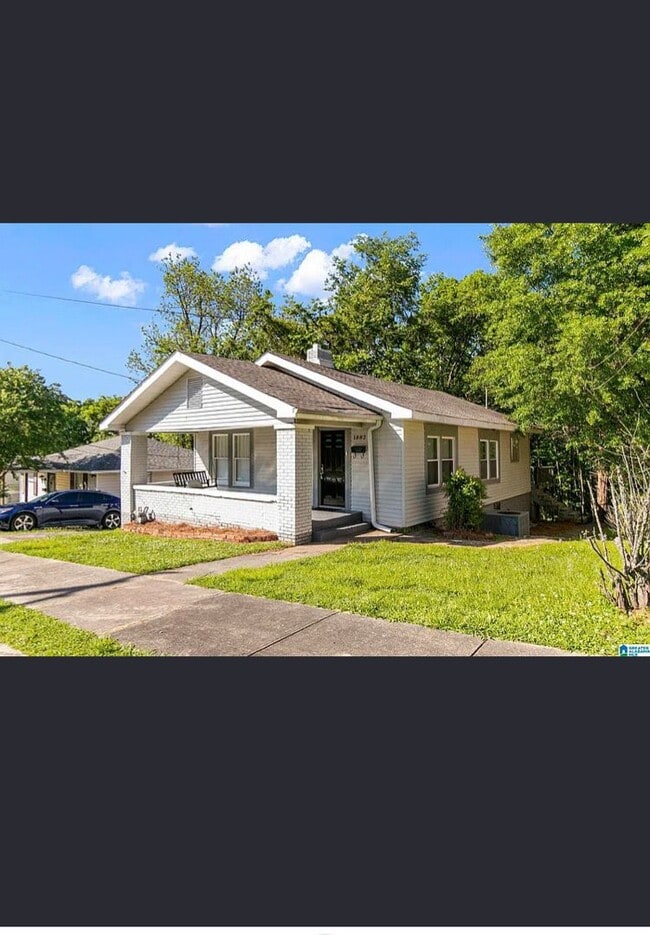 Building Photo - Newly 2 Bedroom Remolded Home/ Area