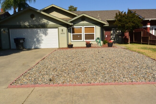 Building Photo - 3 Bedroom 2 Bathroom Golden West school di...