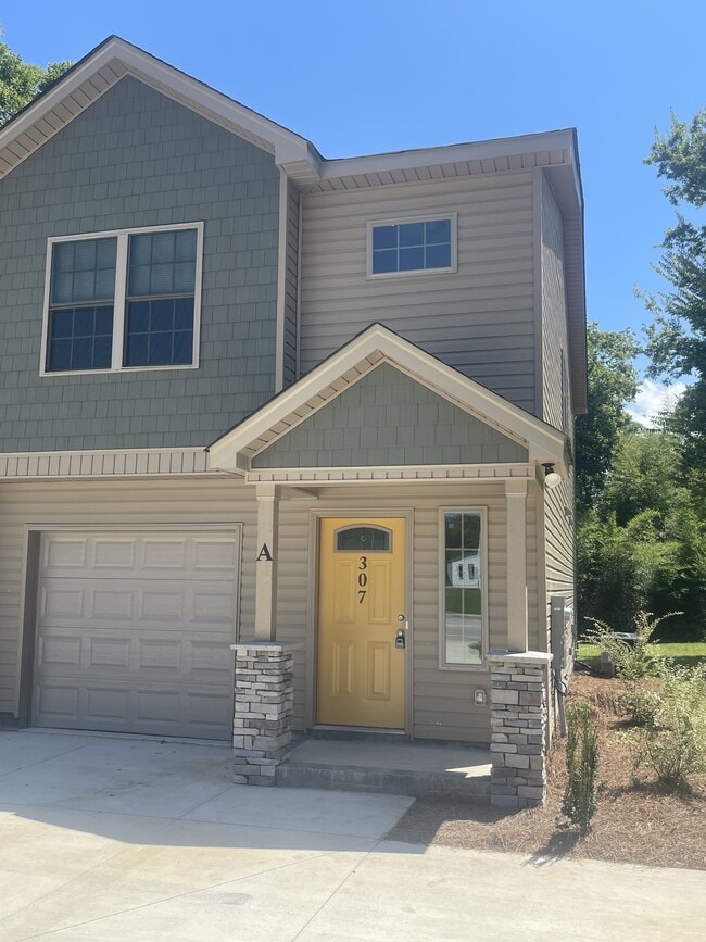 Primary Photo - 307 York St