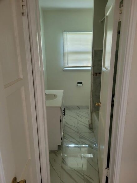 Building Photo - 966 Holly St