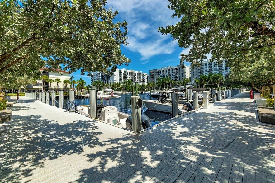 Building Photo - 3200 Port Royale Dr N