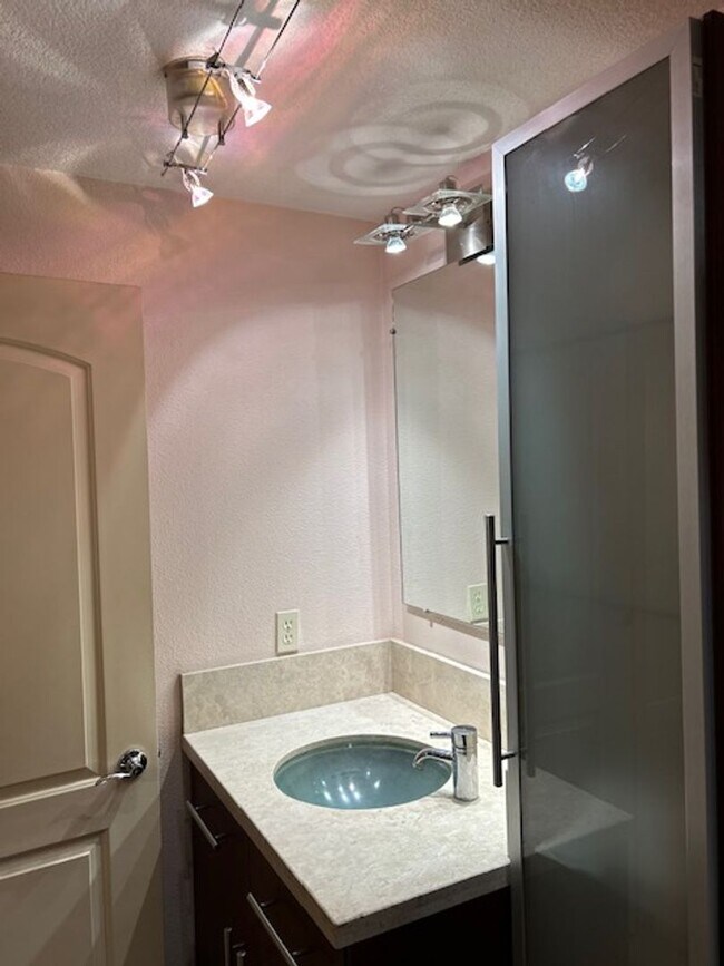 Building Photo - Burnt Bridge Creek 4 bedroom- Single Level