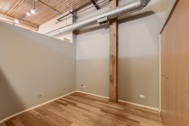 Building Photo - 2333 W Saint Paul Ave