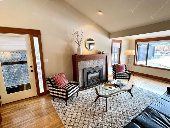 Building Photo - *Unfurnished* Charming, updated and walkable west side 3 BR + den/office