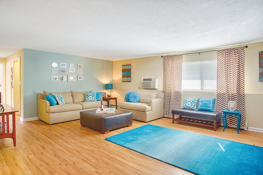 Interior Photo - Royal Crest Marlboro