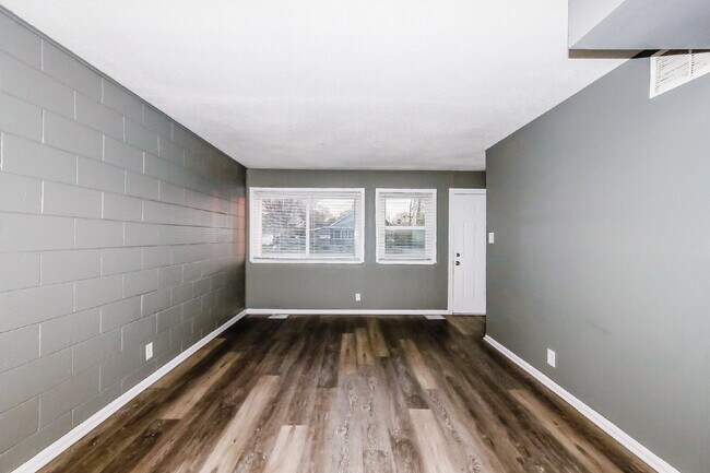 Building Photo - Charming 2 Bed, 1 Bath Apartment in Indianapolis - Don't Miss Out!