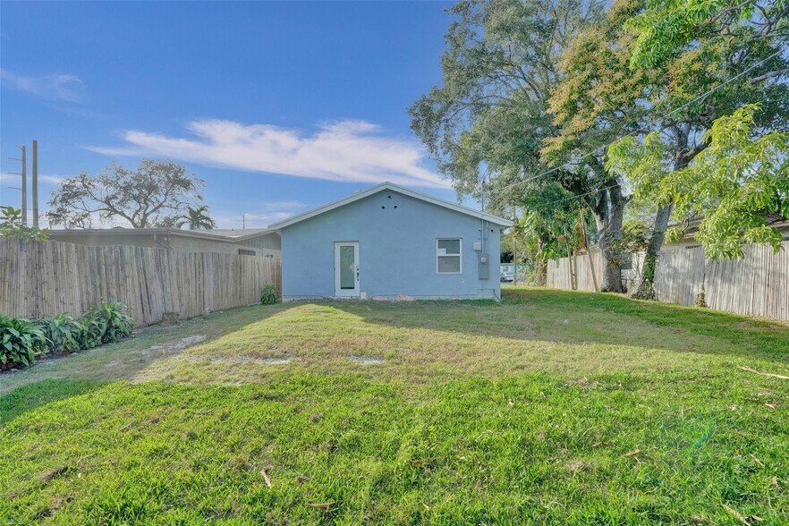 Building Photo - 512 NW 15th Ter