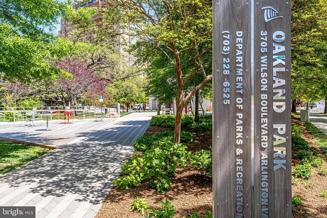 Building Photo - 3800 Fairfax Dr