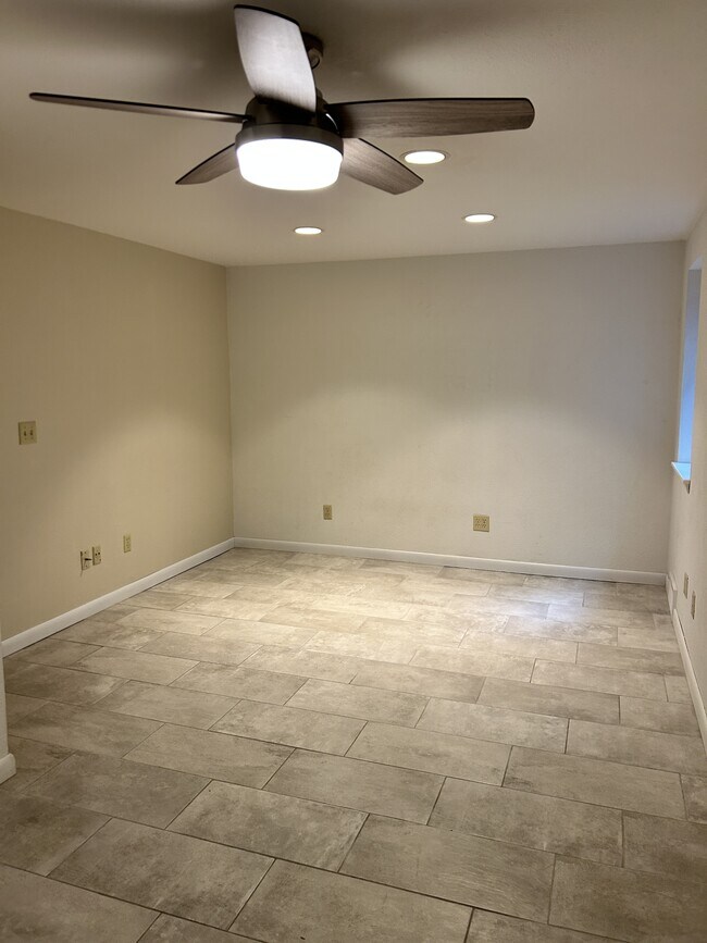 Building Photo - 3500 Rolling Green Dr