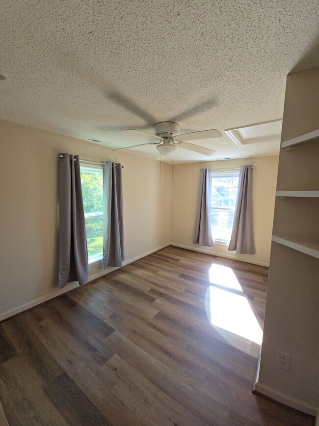 Building Photo - 802 N B St