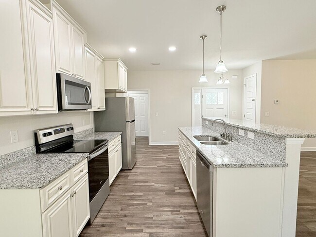 Building Photo - Beautiful 3-Bedroom Home - Open Split Floo...