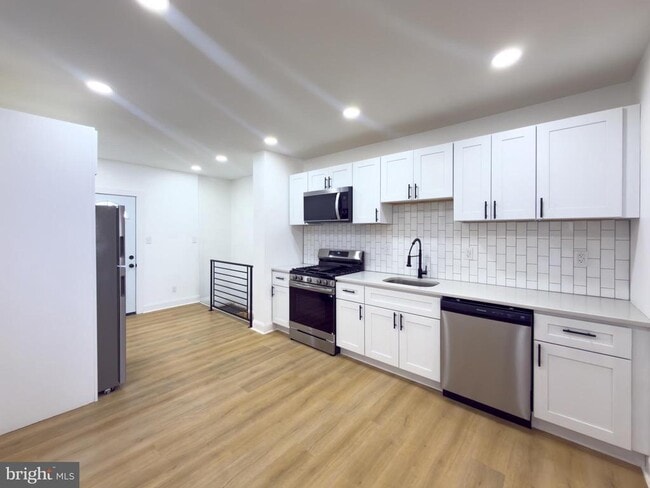 Building Photo - 5237 Greenway Ave