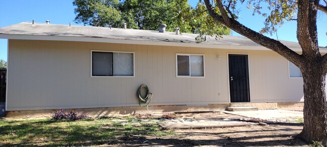 Building Photo - 3bdrm/2bath 2 car Garage