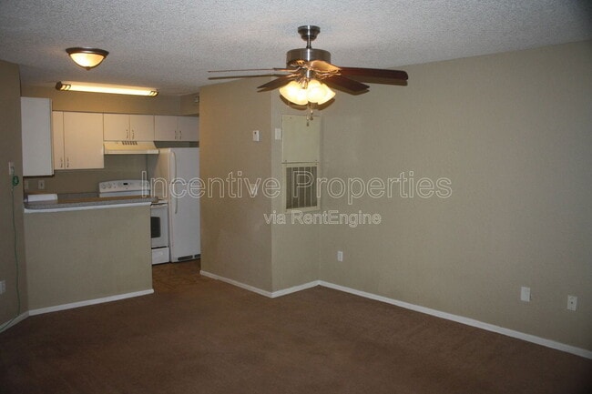 Building Photo - 5016 Park Central Dr