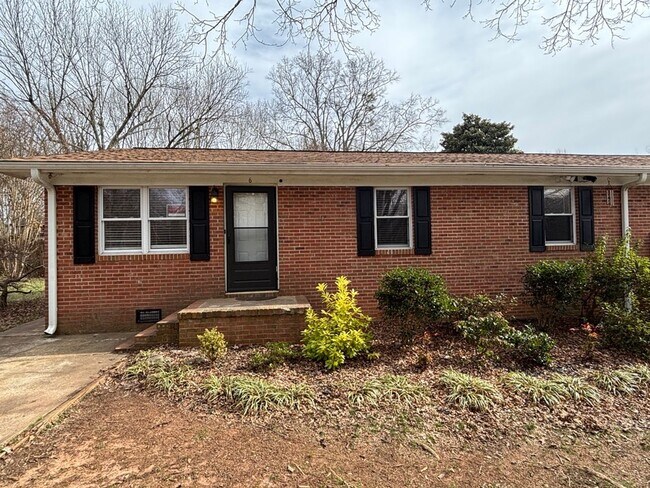 Building Photo - Newly renovated!