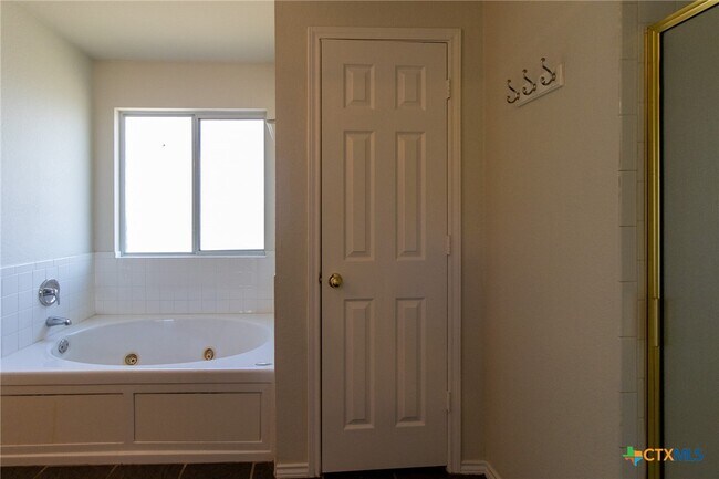 Building Photo - 3803 Lyna Ct