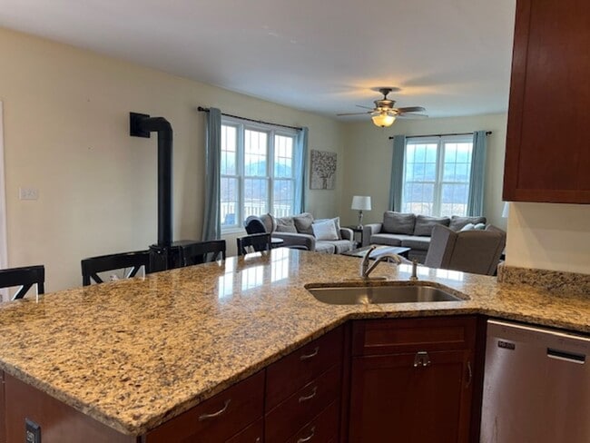 Building Photo - Single Family Home with Breathtaking Views