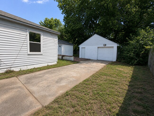 Building Photo - 213 Beacon Rd