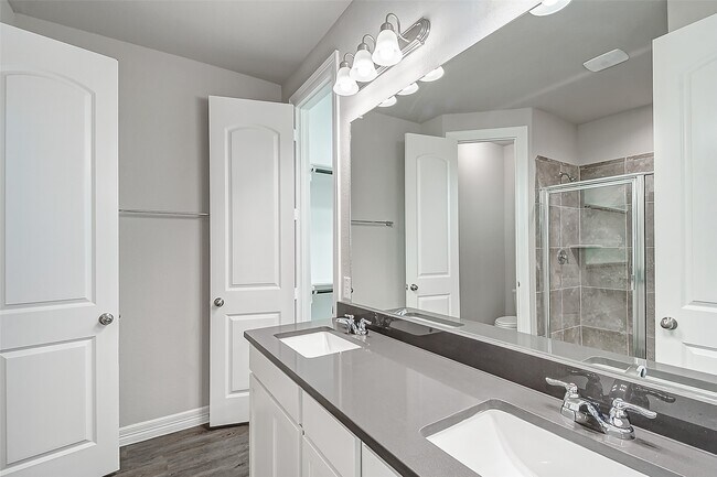 Building Photo - 11014 Cres Light Way