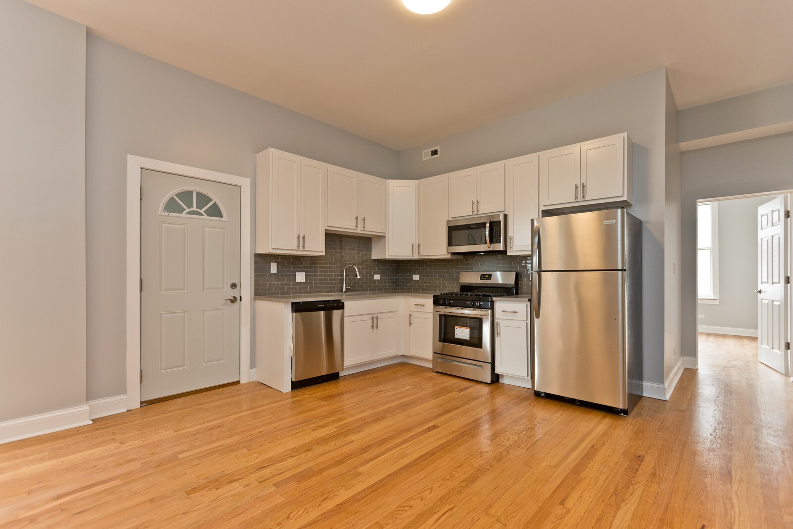 Building Photo - 3324 W Diversey Ave