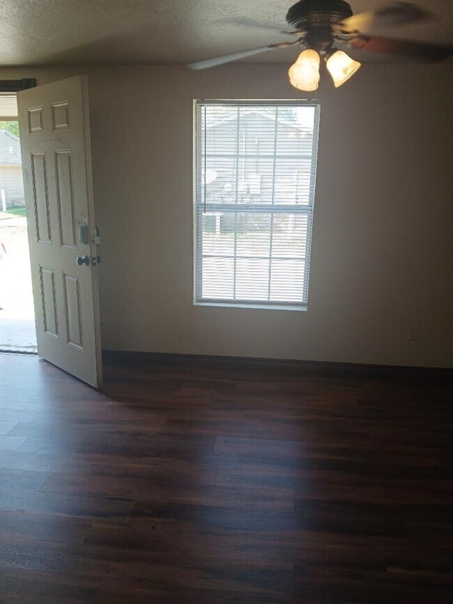 Building Photo - 1602 NW Lindy Ave