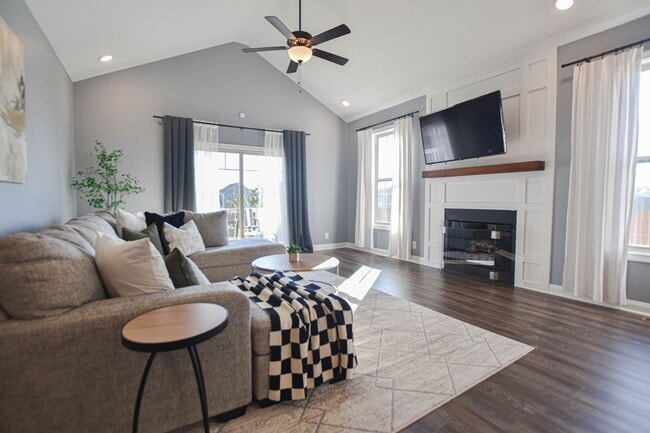 Building Photo - Pet Friendly Three Bedroom!