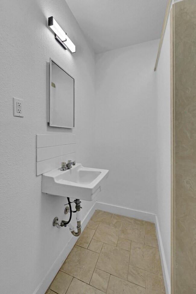 Building Photo - Spacious 3 Bed - 1 Bath House Near Downtown