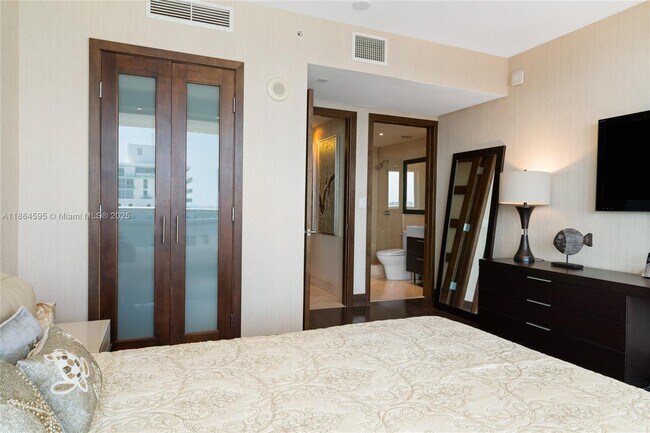 Building Photo - 5875 Collins Ave