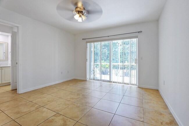 Building Photo - Bright & Airy 3-Bed Home Close to Universi...