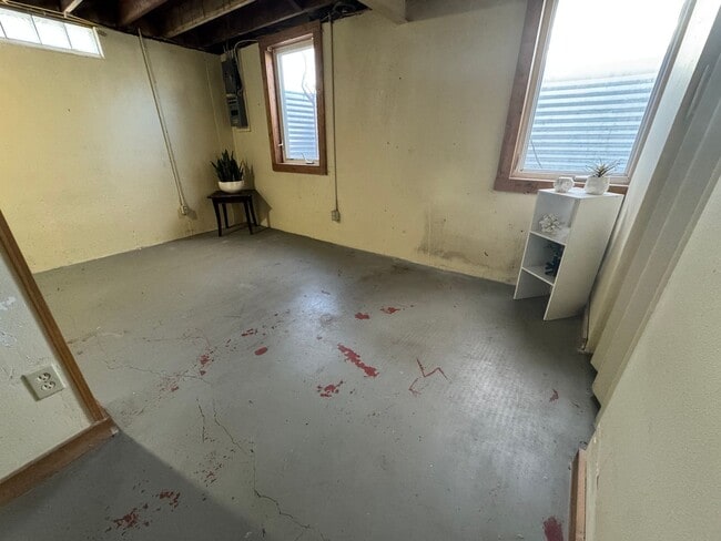 Building Photo - 2 bed, 1 bath home for rent in Readlyn, available immediately