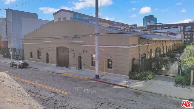 Building Photo - 940 E 2nd St